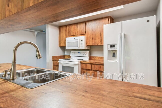Building Photo - 16214 Pebblebrook Dr