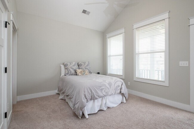 Building Photo - 1811B 6th Ave N