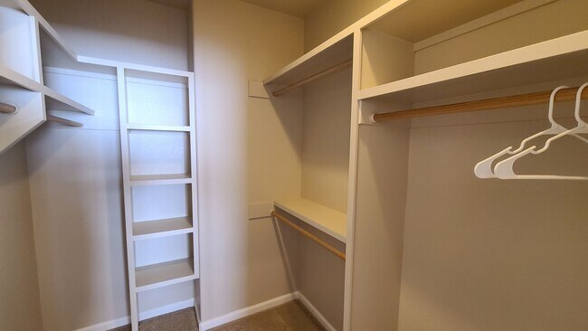 Building Photo - Single Story Sommerset Home!