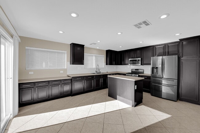 Building Photo - Beautiful 3-bedroom, 2.5-bathroom home loc...