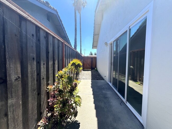 Building Photo - 107 Bond Ave