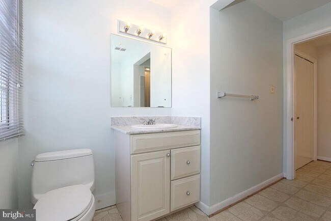 Building Photo - 6220 Robinwood Rd