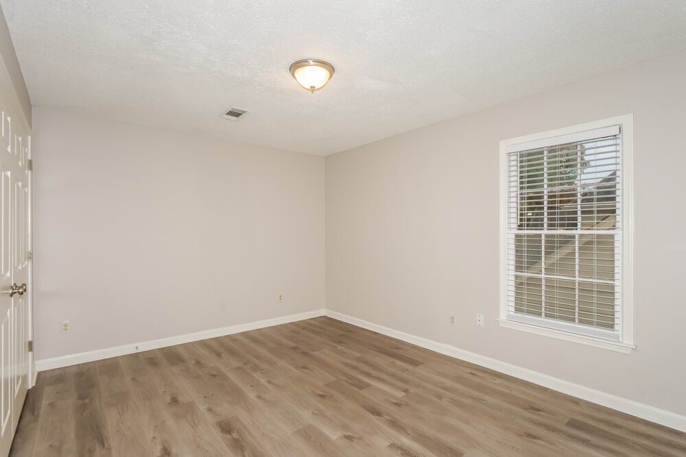 Building Photo - 2418 Lake Edge Dr