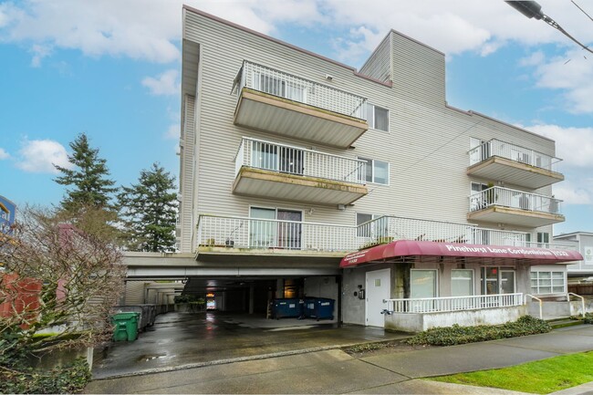 Building Photo - Commute-Friendly, Top-Floor, Totally Comfortable