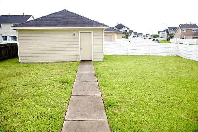 Building Photo - 1627 Royal Chase Dr