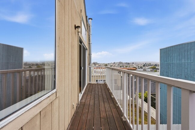 Building Photo - Top-Floor 3BR in Duplex Near BART | Vaulted Ceilings | In-Unit Laundry | Garage Parking