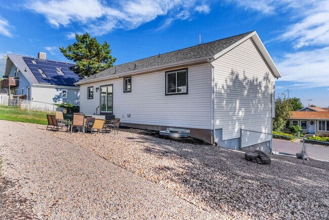 Building Photo - Beautiful 2020 Layton Home with High Ceilings & Modern Finishes