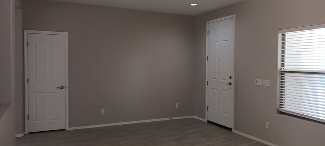Building Photo - 3 Bed / 2 Bath with Loft