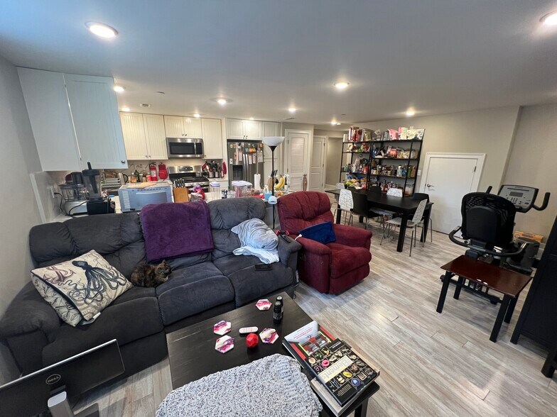 Building Photo - 118 Holland St