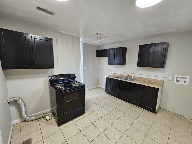 Building Photo - 3 bedroom ranch house FOR RENT