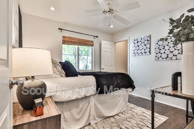 Building Photo - 28814 S Lake Dr