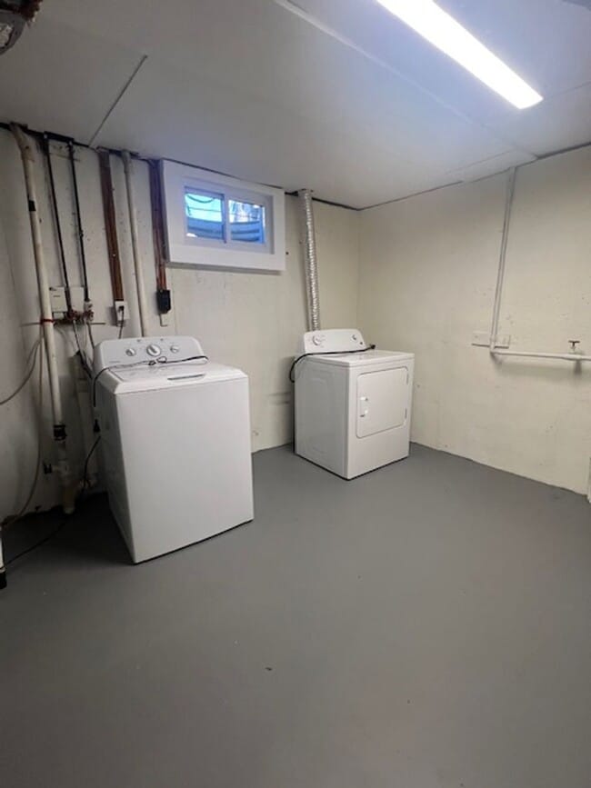 Building Photo - NICE WELL MAINTAINED TOWNHOME