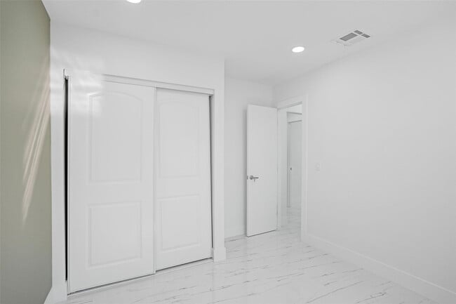 Building Photo - 1437 SW 1st Ave