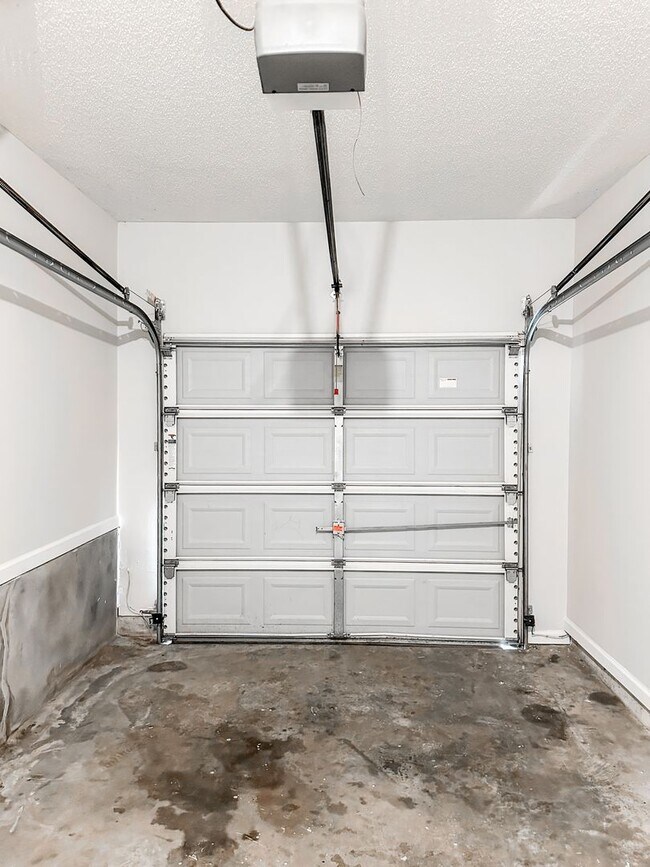 Building Photo - Large townhome in great Canton location