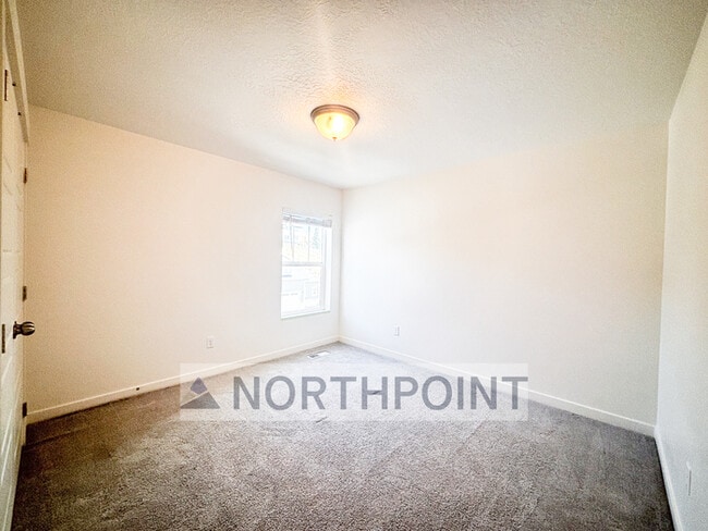 Building Photo - Clean, Bright, Open Town-Home in Lehi