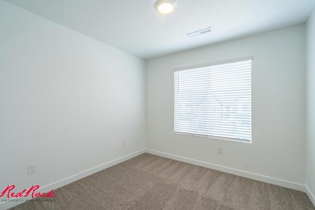 Building Photo - Dog Friendly! 3 Bedroom 2 Bathroom Townhome in Long Valley.