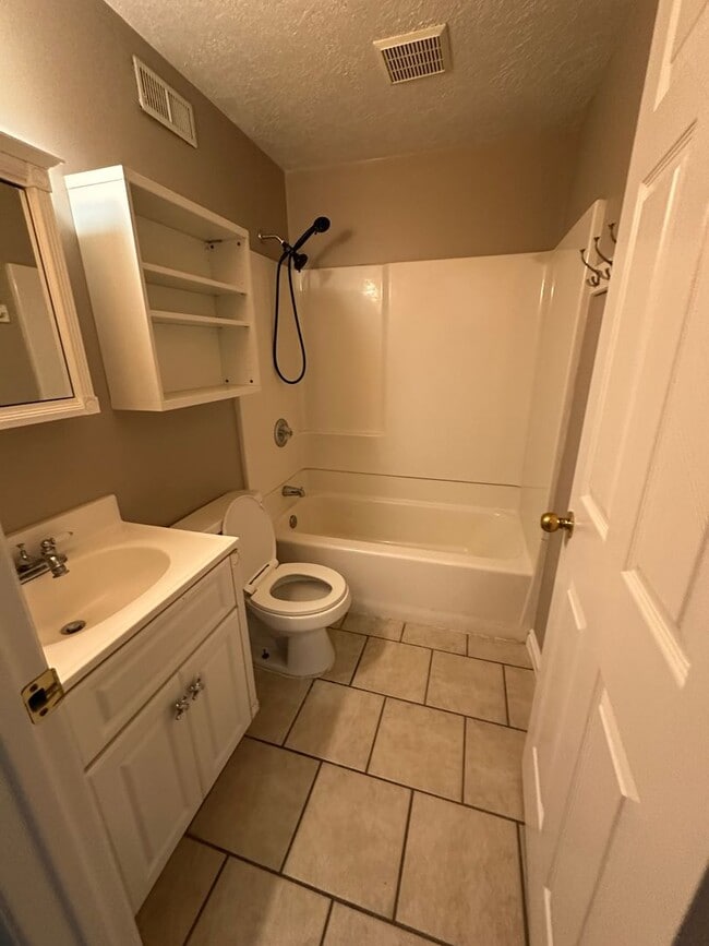 Building Photo - Must See!! 4 bedrooms 2 baths house in Lay...