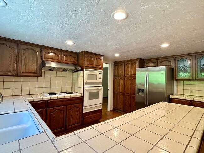 Building Photo - 4 Bedroom Home + Den in Saratoga!