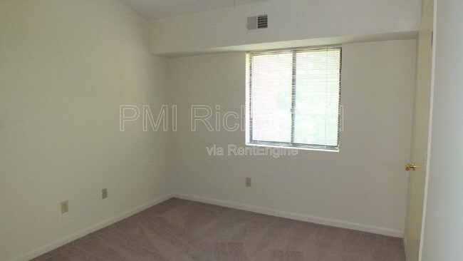 Building Photo - 2103 Turtle Creek Dr
