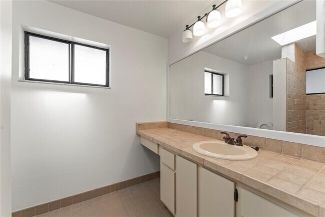 Building Photo - 817 SE 12th Ct