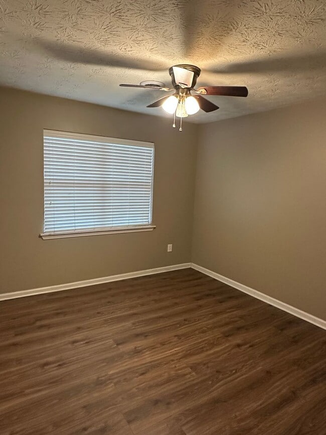 Building Photo - Three bedroom home in 30506!