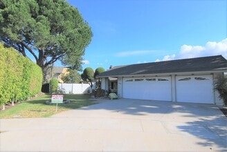 Building Photo - Spacious Cul De Sac House with Yard and Pool