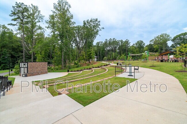 Building Photo - 2017 White Cedar Ln