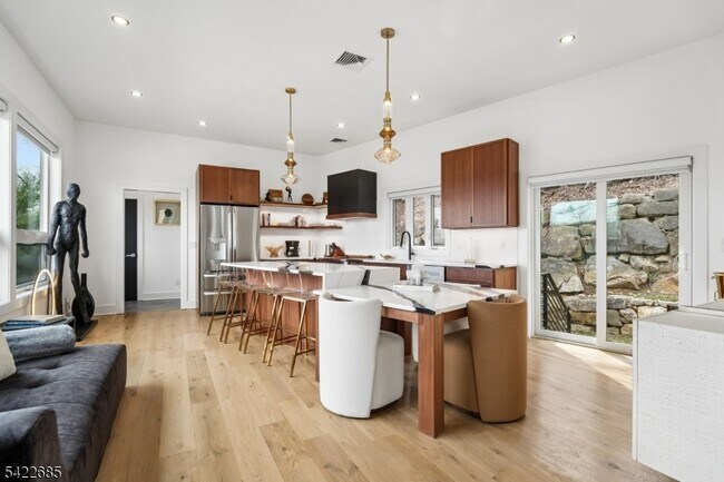 Building Photo - 301 Kingsland Rd