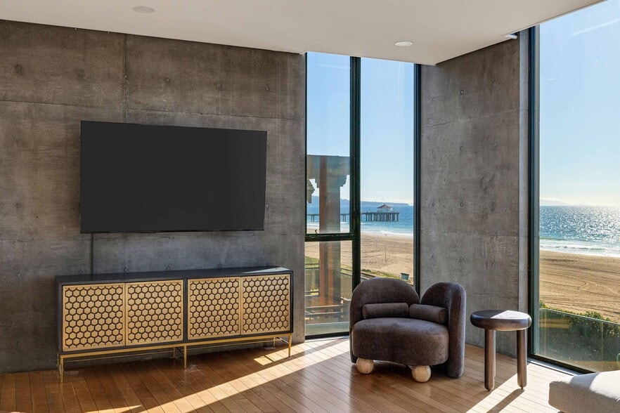 Building Photo - 1812 The Strand