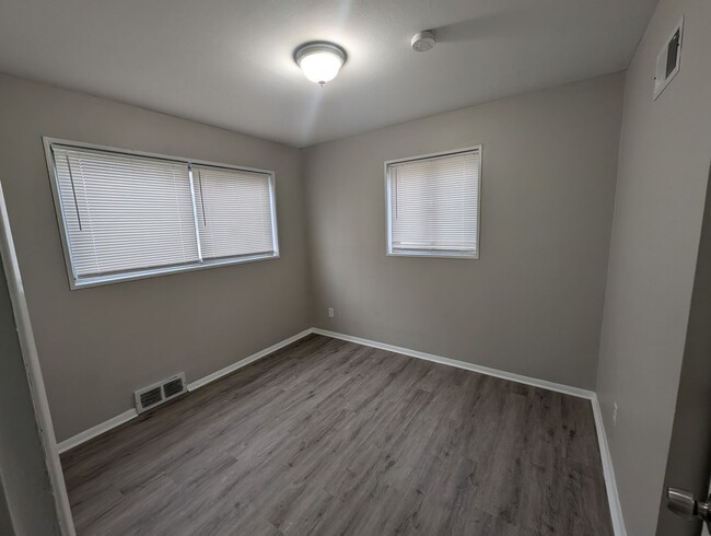 Building Photo - **$500 Security Deposit & 1st Month Free w...