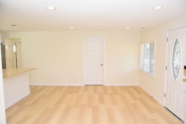 Building Photo - 5724 Hillcrest Dr SW