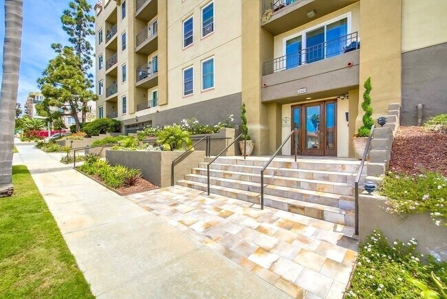 Building Photo - Spacious Bankers Hill 2/2 Condo! Walk to B...