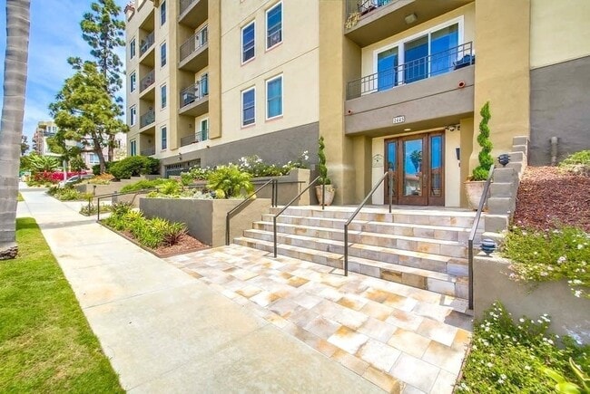 Building Photo - Spacious Bankers Hill 2/2 Condo! Walk to Balboa/Little Italy! 2 Parking Spots!