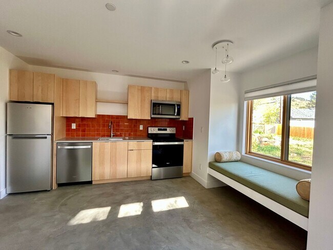 Building Photo - Modern 1BR Apt. (Built 2023), Walk to Down...