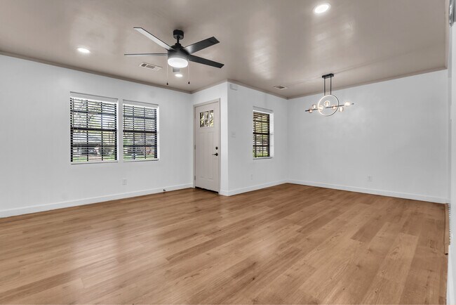 Building Photo - 4895 Helene Rd