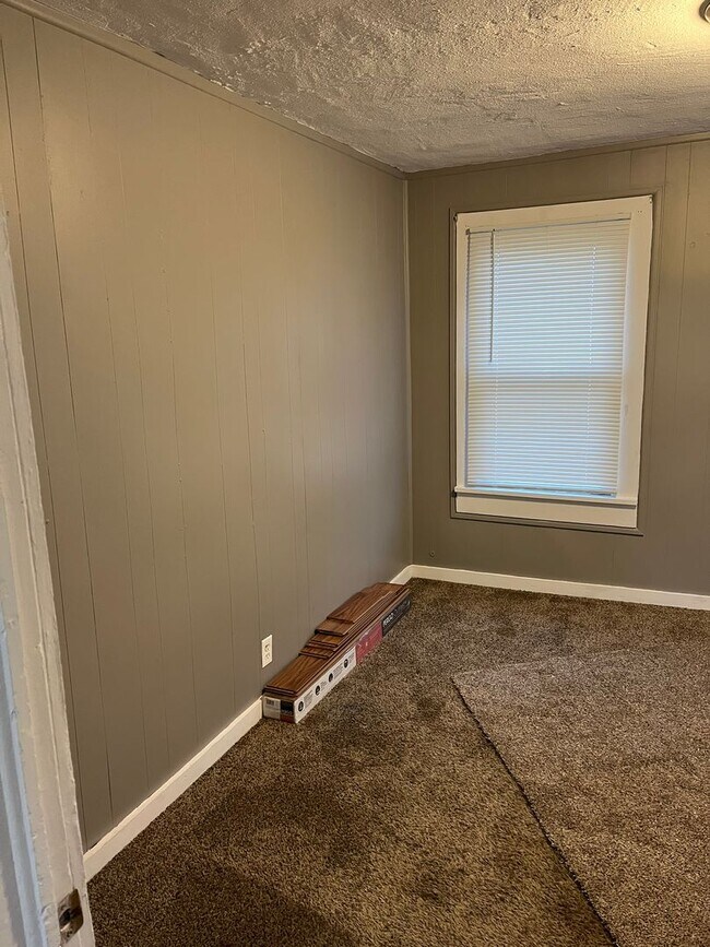 Building Photo - 3BR House | Garage + W/D Included | Large Yard | Pets Welcome | Chanute KS | Available April 8