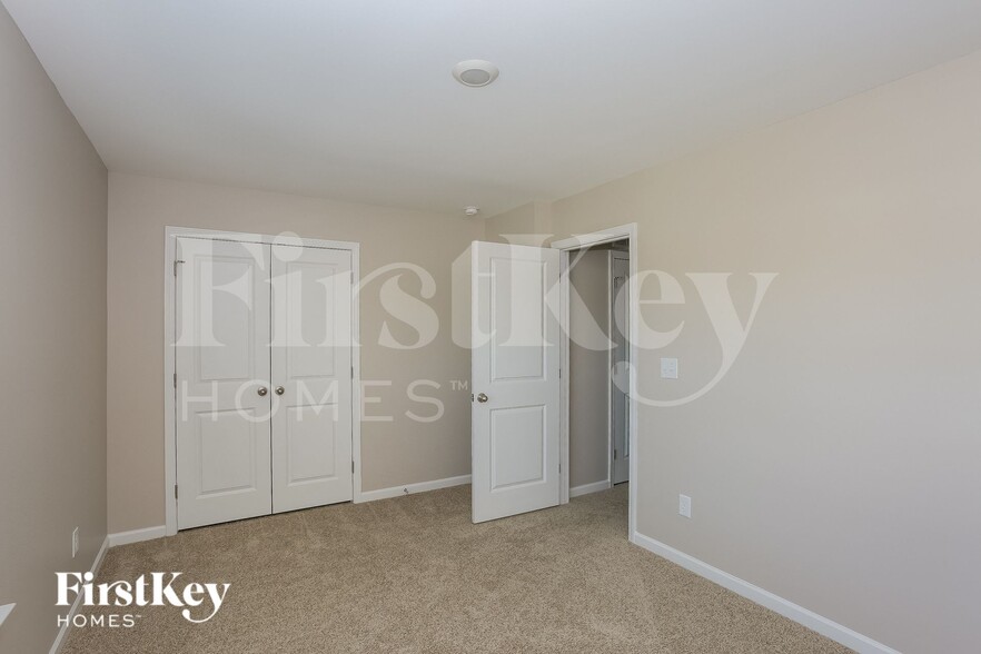 Building Photo - 413 Bennington Dr