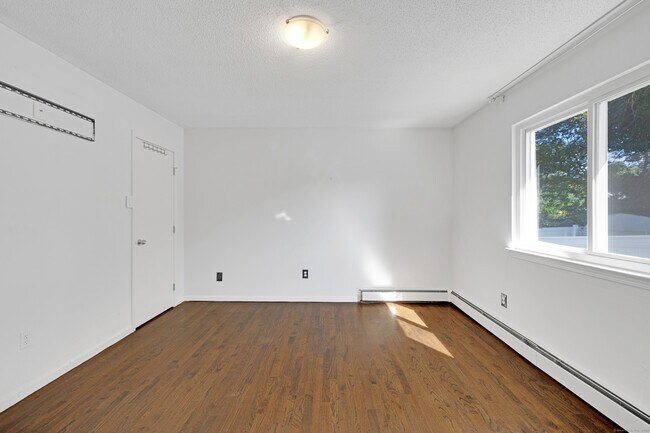Building Photo - 90 Village Ln