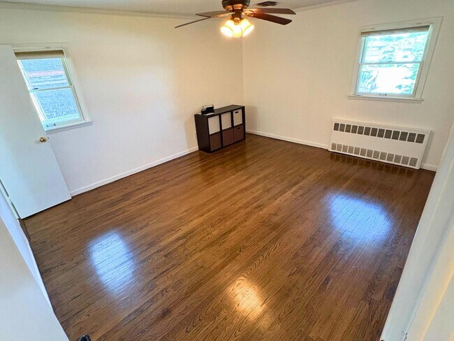 Building Photo - 310 S Oyster Bay Rd