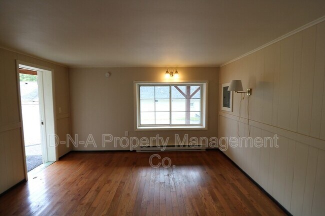Building Photo - 108 3rd St