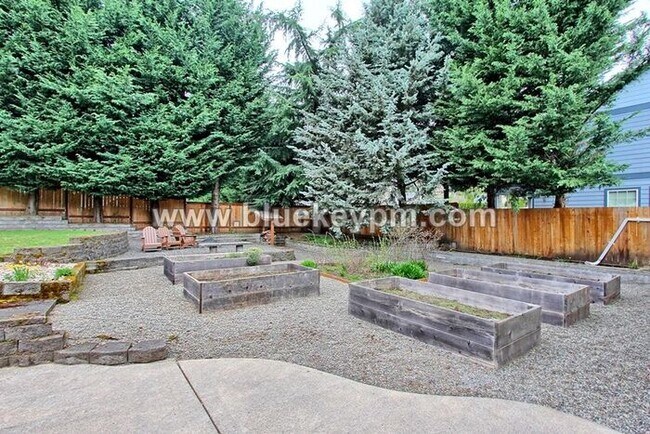 Building Photo - 3 Bed, 3 Bath Home with a LARGE 1/2 Acre Yard and Deck, Boathouse and 2 Bonus Rooms