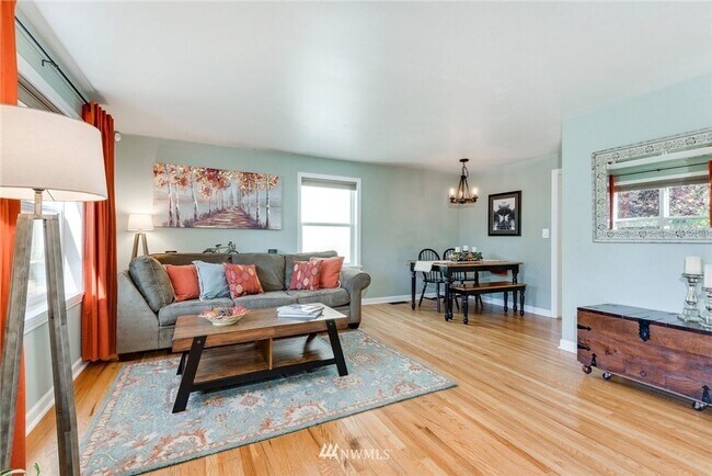 Building Photo - Beautiful Craftsman House with Large Yard and Detached Garage!