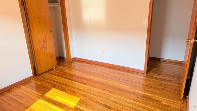 Building Photo - Charming 3BR , 2 BTHRM Duplex in Elizabeth