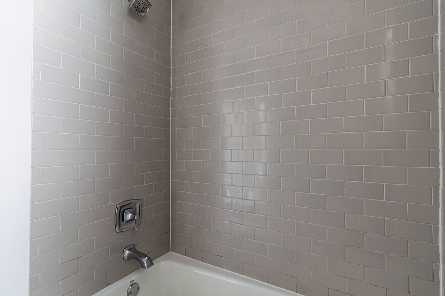Building Photo - 827 W Lakeside Pl