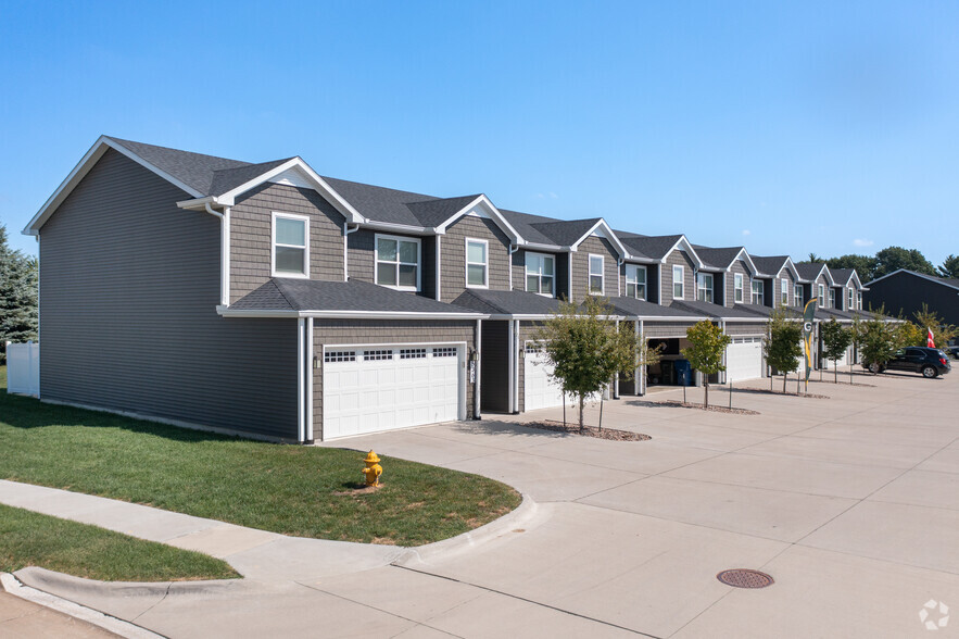 Building Photo - Townhomes At Northwest Pointe