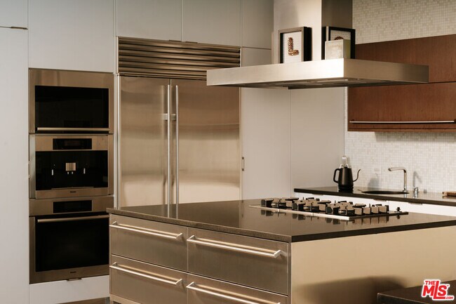 Building Photo - 2651 Nichols Canyon Rd