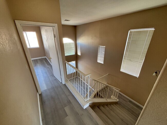 Building Photo - Beautiful 3Bed/2Bath/2Car residence located in Sunrise Manor / Winterwood area