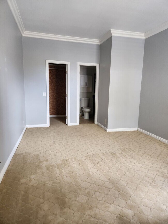 Building Photo - 4568 Kansas St