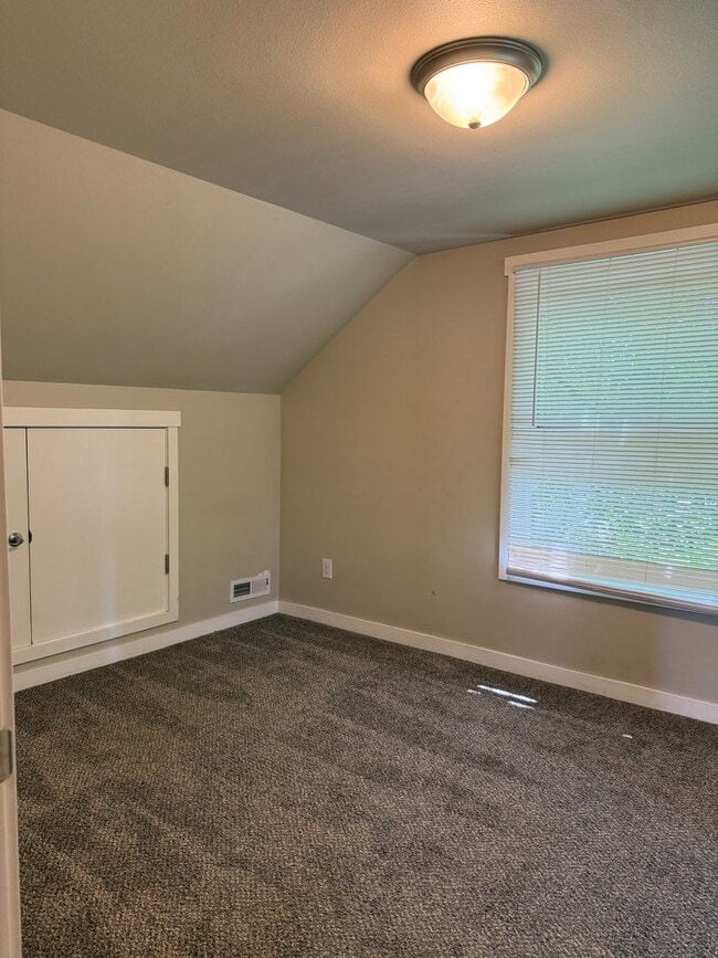 Building Photo - 3 Bedroom Home For Rent