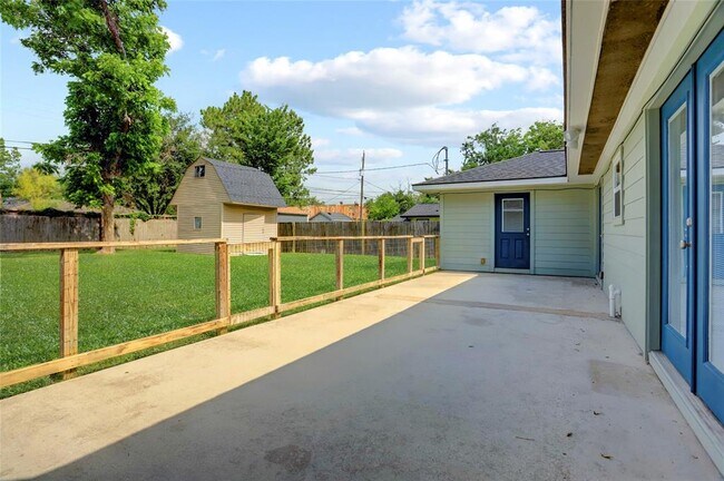 Building Photo - 1643 Crestdale Dr